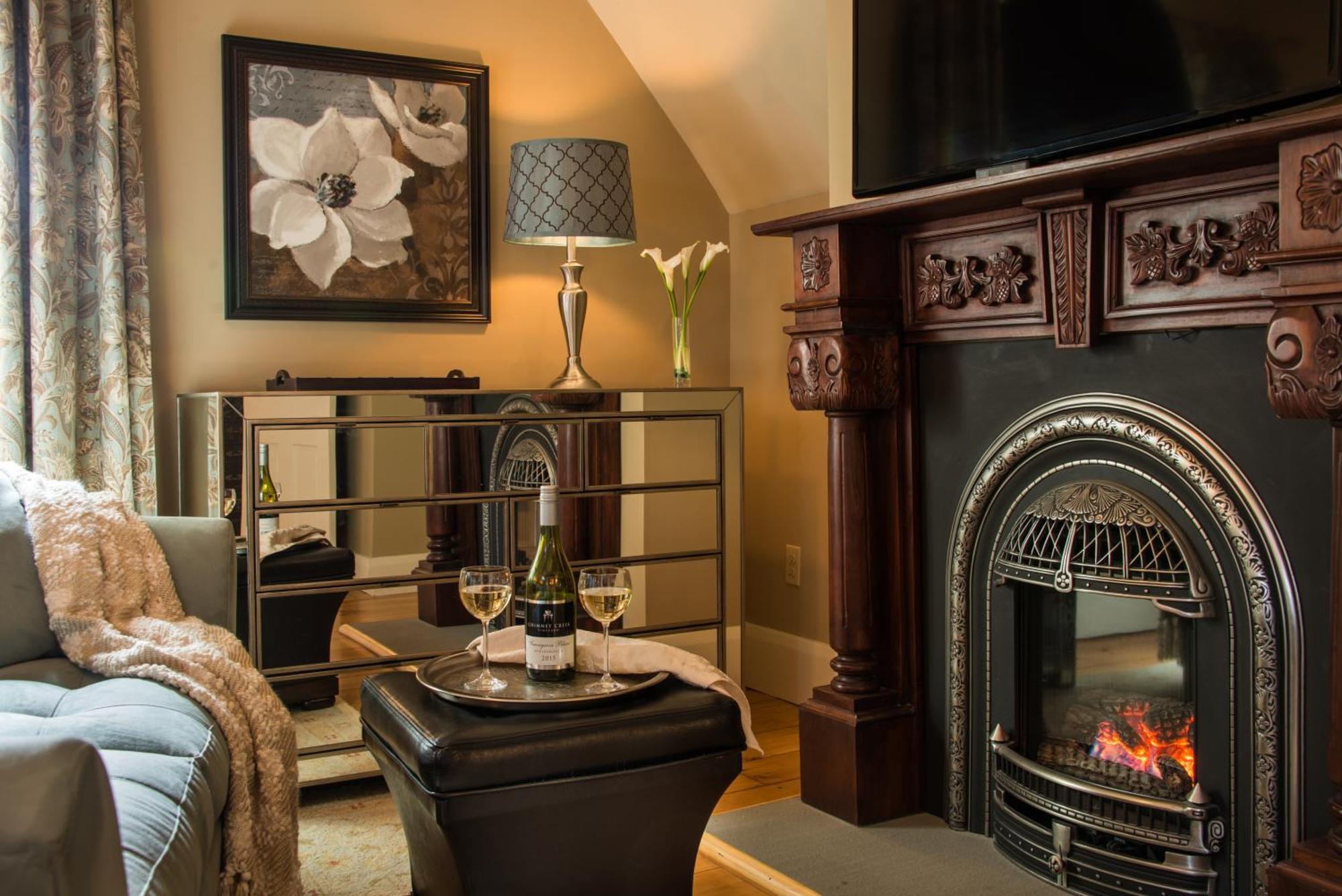Gothic Eves Inn And Spa Bed And Breakfast Trumansburg Eksteriør billede