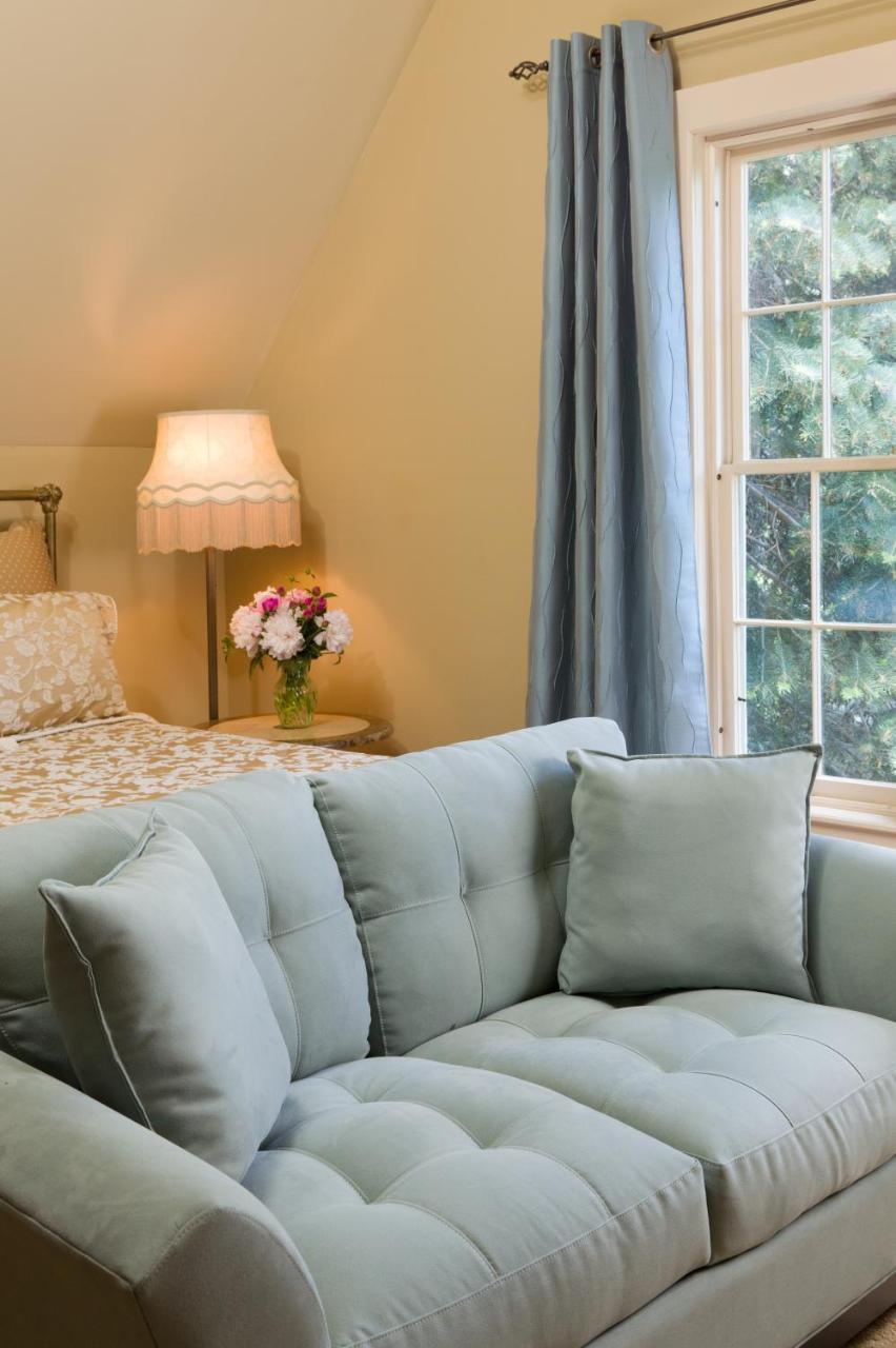 Gothic Eves Inn And Spa Bed And Breakfast Trumansburg Eksteriør billede