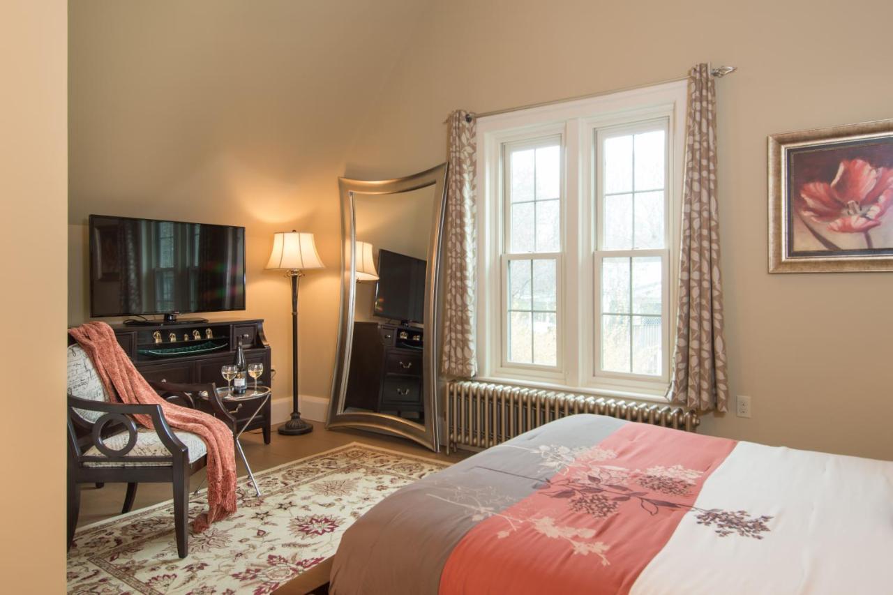 Gothic Eves Inn And Spa Bed And Breakfast Trumansburg Eksteriør billede